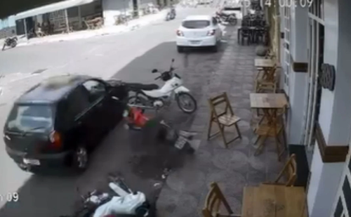 Vídeo: motorista embriagado bate em motos estacionadas e é preso em Ubaporanga