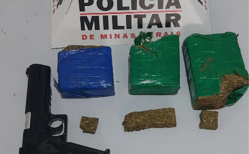 Mochila abandonada em residência leva PM a apreender drogas e réplica de arma em Ipatinga
