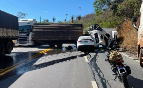 Batida entre caminhões e carro mata dois e paralisa BR-381 em Sabará