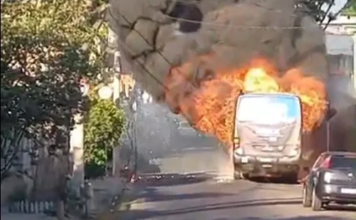 Ônibus é consumido por incêndio em rua residencial de Contagem