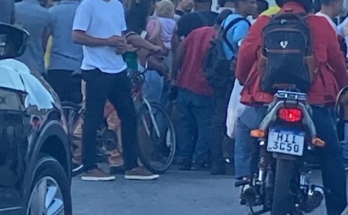 Câmera flagra momento em que motociclista é atropelada por caminhão e morre em Ipatinga