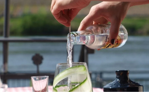 Indústria de bebidas é convocada após onda de intoxicações por metanol