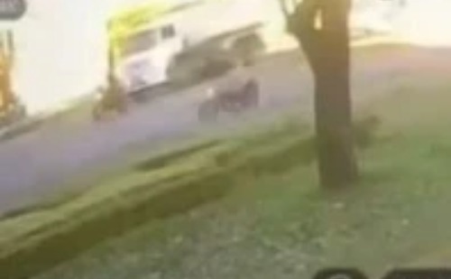 Veja o momento exato em que motociclista é atropelada por caminhão em Ipatinga