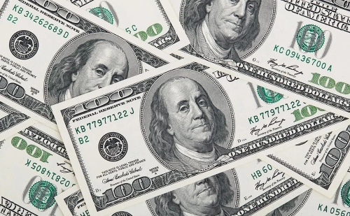 Dólar sobe com impasse político nos EUA e alívio da inflação no Brasil