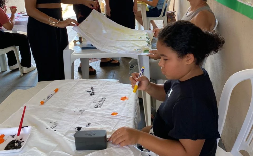 Exposição em Ipatinga transforma histórias locais em lenços estampados