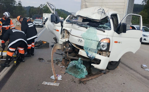 Acidente entre caminhão e carreta deixa vítima grave na BR-381 em Nova União