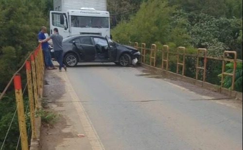 Colisão entre carro e caminhão em ponte interdita MGC-120 próximo à Nova Era