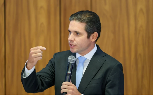 Hugo Motta homenageia Barroso após saída do STF