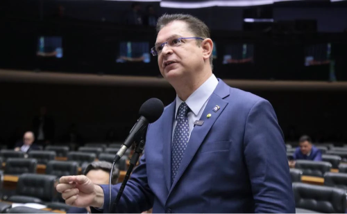 Deputado propõe cortar salário de colegas fora do país
