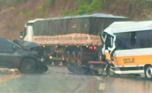 Vídeo: acidente entre carro e van escolar deixa um morto e interdita a BR-381