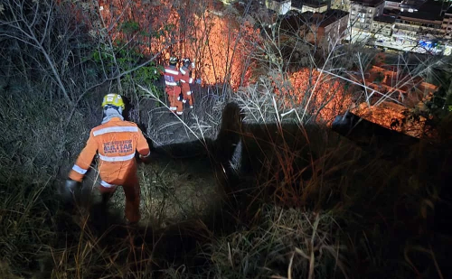 Incêndio atinge área urbana de Manhuaçu e assusta moradores