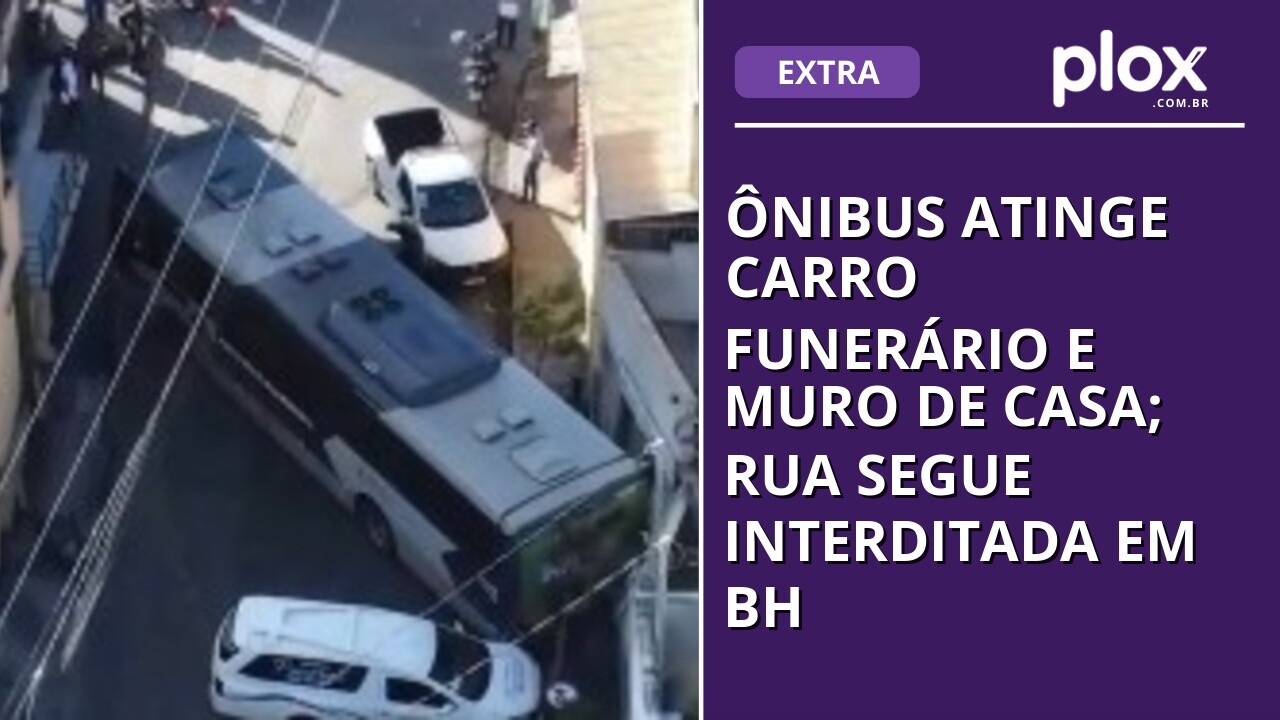 Ônibus atinge carro funerário e muro de casa; rua segue interditada em BH